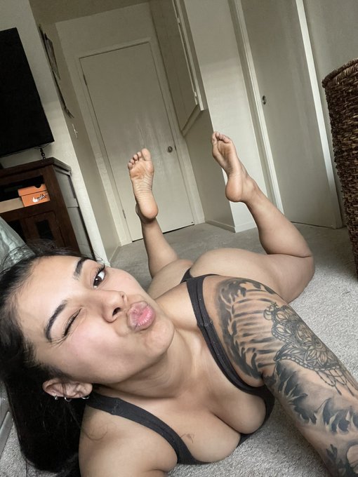 Good morning 🥰🦶🏼 https://t.co/fjbPNzfaBJ