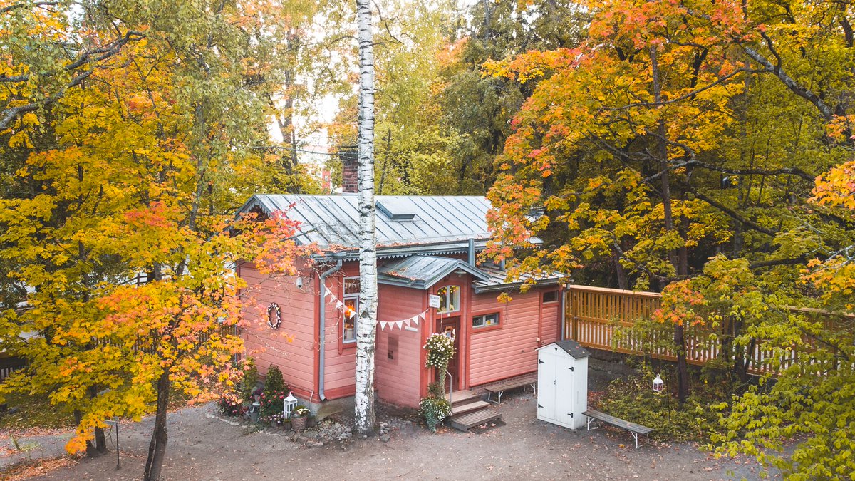 Autumn has brought its colours to #Tampere and it's time to enjoy the views 🍂🍁. And find your woolen socks, mittens and scarfs, too 🧣! Get inspired about the autumn nature in Tampere and region 👉 visittampere.fi/en/see-do/natu… 📸: Laura Vanzo #VisitTampere #VisitFinland