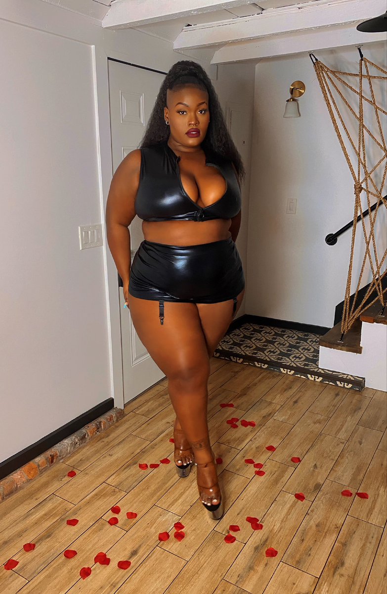 FatGirlCoco's tweet photo. Her prized possession ✨ https://t.co/D5TYoSU2Iy