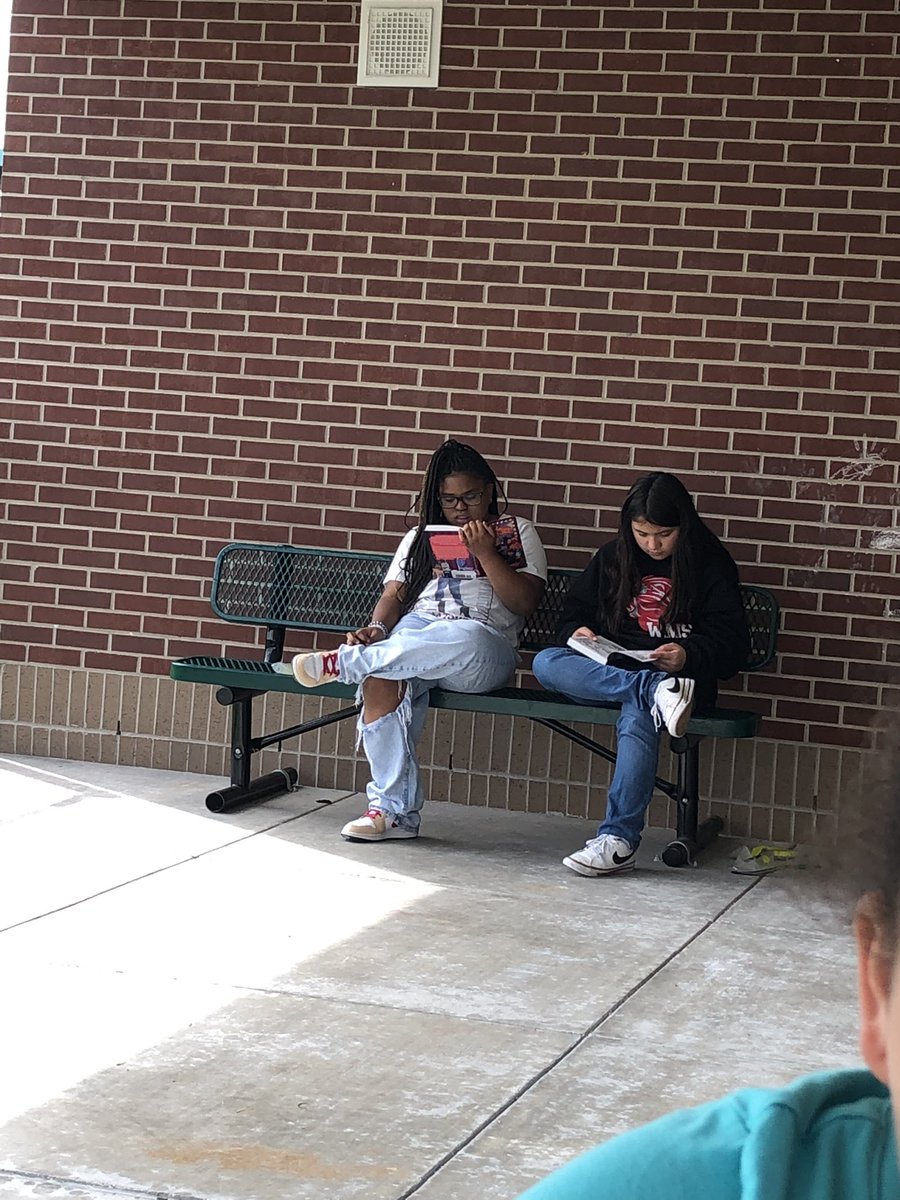 MrsWilson_CWE's tweet photo. When the WI-FI is down, so you decide that it’s great time for a change of scenery - Reading &amp; Writing in nature on a Friday sounds like a good idea  🌴🐸 @HumbleISD_RPE @csalinaRPE @SmithTrelice @burke_shannan @PrincipalRJDunn https://t.co/cnsvq0q8xg