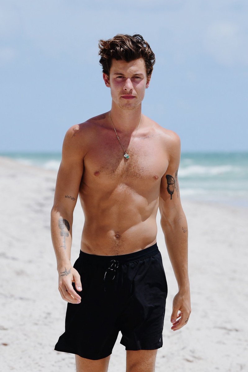 TaylorAThompso's tweet photo. He estado en la playa y una chica se ofreció a hacerme alguna que otra foto. Que gente tan amable hay por esta zona. https://t.co/eQEkC54Il7