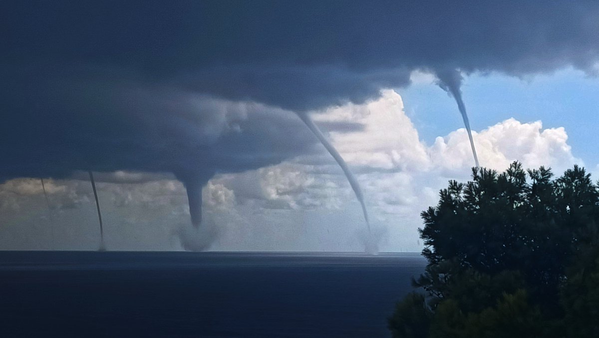 TempsIB3's tweet image. ⛈️ 135 l/m2 a Felanitx, molta activitat elèctrica, cinc mànegues en paral·lel a la costa sud de Mallorca, i calabruix. 
⚠️ Les tempestes d&apos;avui han estat contundents, i poden no ser les darreres. Fins demà capvespre encara podem veure ploure amb certa intensitat.
📸 Marc Peix.