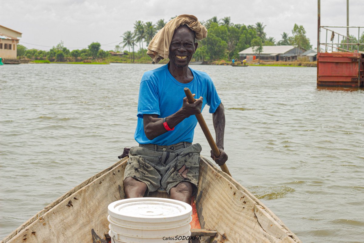 CSodokpa's tweet photo. À moto, en voiture, en bus ou en avion nous confions parfois notre vie à d'autres personnes.
Nous traversons le fleuve Ouémé.
#carlossodokpa #fleuveouémé #fleuve #benin #transport #eau #water #voyage #trip #soava https://t.co/IQRzqkKRMp
