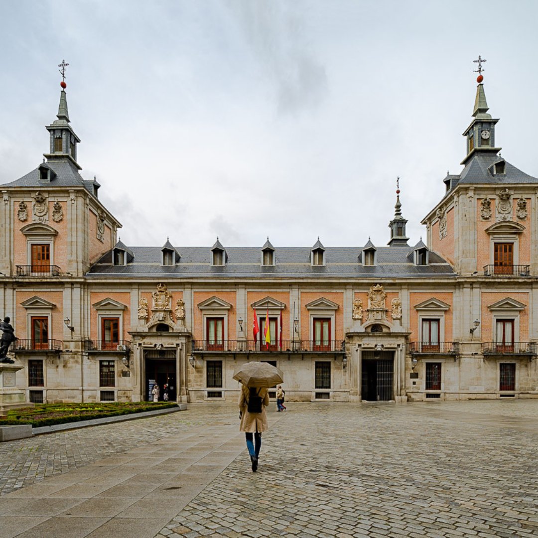 OpenHouseMadrid's tweet photo. 💥La casa de la Villa, mandada a construir en 1645 por Felipe IV, cumplía dos funciones: albergar los servicios municipales y la cárcel de la Villa. ¡No te lo pierdas!
.
📸Fotos by @sr.spence
.
#OpenHouseMadrid #festivalarquitectura #CasadelaVilla #ociogratis #edificiosunicos https://t.co/2cN2jx01fq