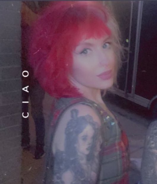 gothbiimbo69's tweet photo. It’s the same picture 🤡#taylornicoledean https://t.co/mG80vSS9sC