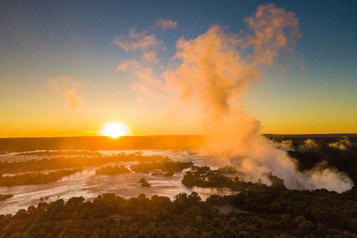 Vayenitravel's tweet photo. Lovely scene of the #VictoriaFalls rising spray with #sunrise backdrop! #MosiOaTunya
📸 @ilalalodgevicfalls
#vayenitravel #dmc #africa #wanderlust #luxurytravel #africandreams #africatravel #visitzimbabawe #IlalaLodgeHotel #TheSmokeThatThunders #Holiday #Travel #LuxuryHotel https://t.co/Lk4BD0ErBa