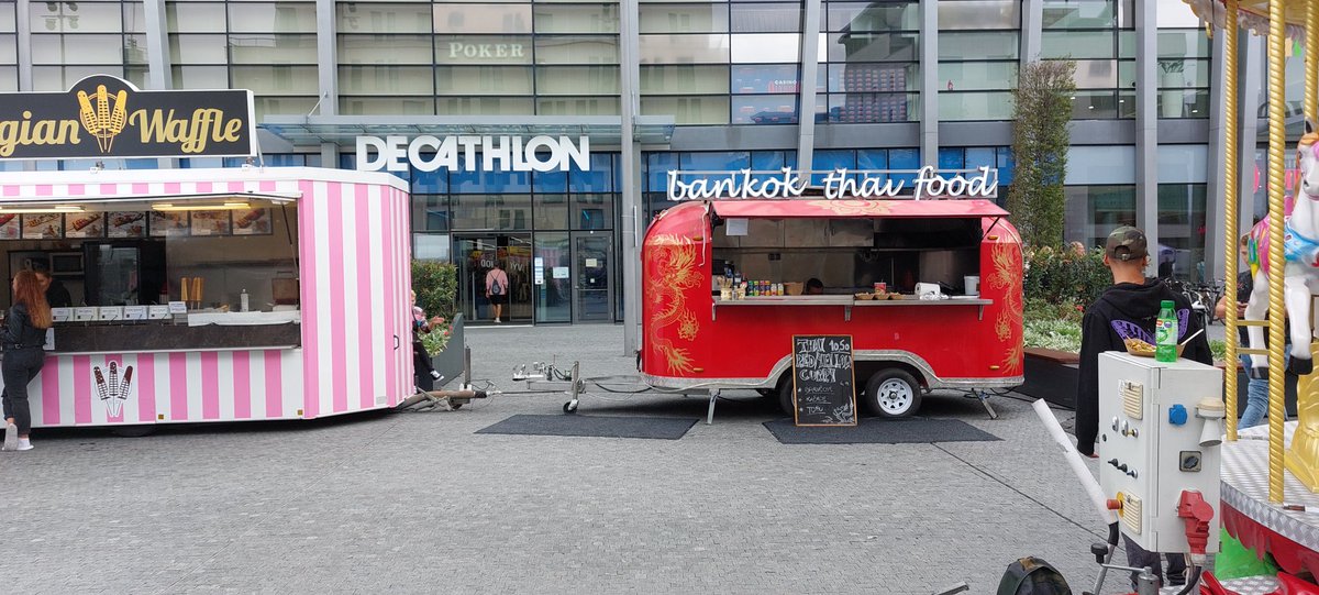 Trashinator1A's tweet photo. Ich war in einer Shoppingmeile #Eurovea 
Das war so schon cool.
Dann gab es zwischen den Häusern ein Foodtruck Event.
Zu schade das ich vorher Mittagessen auf dem Schiff hatte. 🥲
#RenatesReisen https://t.co/4ffEfccYV1