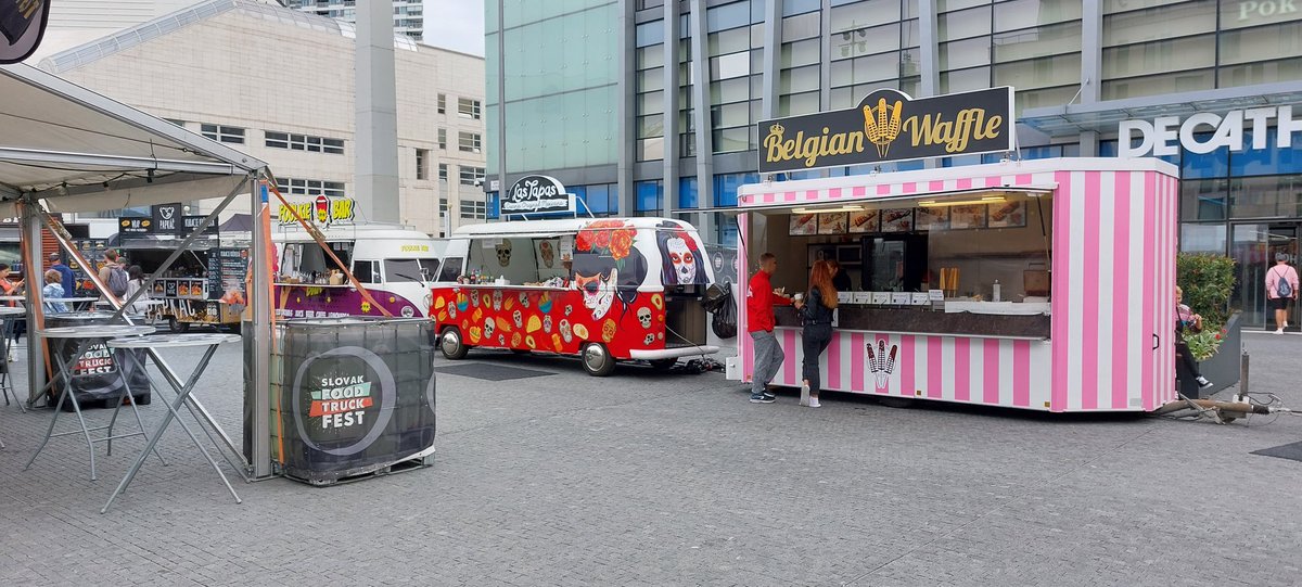 Trashinator1A's tweet photo. Ich war in einer Shoppingmeile #Eurovea 
Das war so schon cool.
Dann gab es zwischen den Häusern ein Foodtruck Event.
Zu schade das ich vorher Mittagessen auf dem Schiff hatte. 🥲
#RenatesReisen https://t.co/4ffEfccYV1