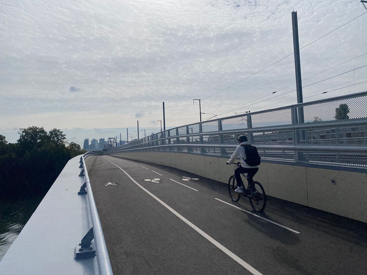 eiffage's tweet photo. La passerelle réalisée par #EiffageGénieCivil dans le cadre du #ProjetEole en quelques chiffres :
↕️ 377 m de longueur
↔️ 5 m de large
🚧 19 tronçons de poutres
Félicitations à l'ensemble des équipes mobilisées sur ce projet 👏 https://t.co/gx9uFUrDbn