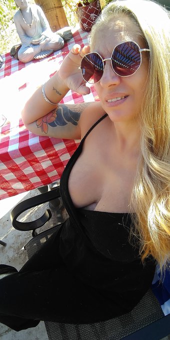 Am I still beautiful at 50 years old 🤔🤔🤷🏼&zwj;♀️🤷🏼&zwj;♀️ If you think so than follow... like and RT please ✨✨ Also