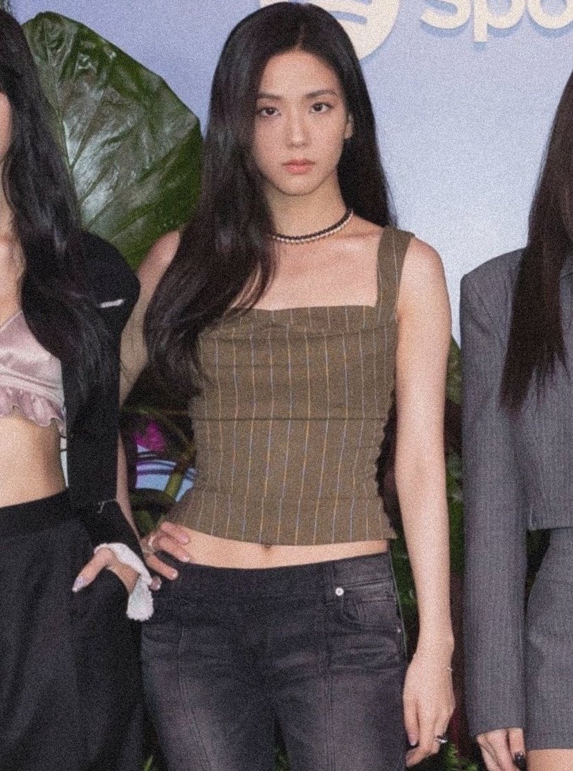 jichusworld's tweet photo. jisoo is giving early 2000´s supermodel vibes and i’m here for it https://t.co/96FgD8ek0g