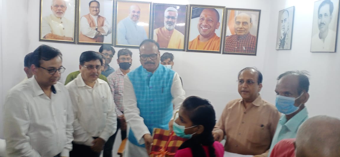 #TBmuktbharat. Dy CM @brajeshpathakup adopting TB patients for extending emotional, vocational and nutritional support today in Lucknow. @CMOfficeUP @UPGovt @brajeshpathakup @PMOIndia @mansukhmandviya @MoHFW_INDIA @InfoDeptUP