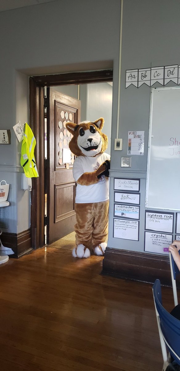 BishopFeild's tweet photo. Look who's here today! #Mascot #schoolpride #Fetcher  @NLESDCA https://t.co/fADUiU67Sq