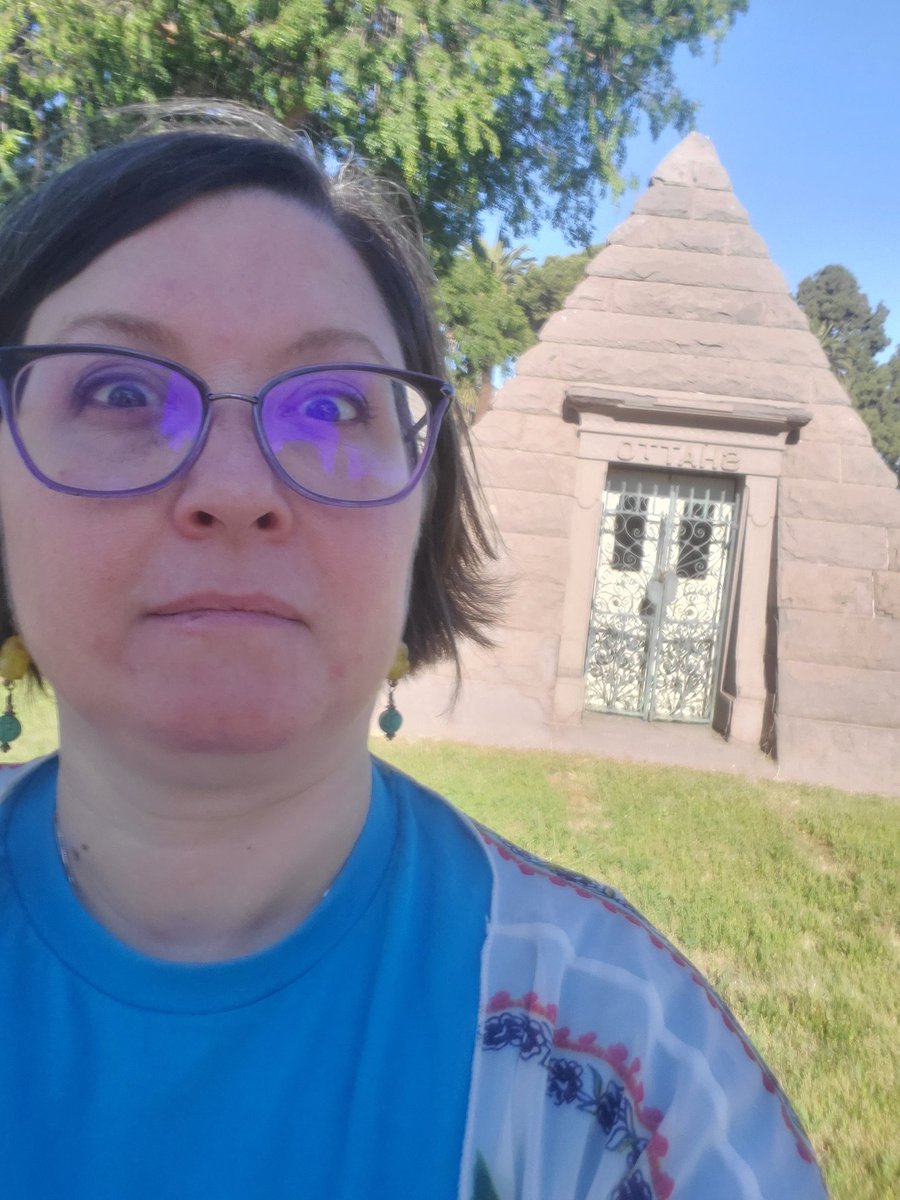 aloafofbread's tweet photo. Me, by THE PYRAMID CRYPT which my son Jack brilliantly spotted in Angelus Rosedale Cemetary in LA on BuffyProm weekend! (In my Pay Buffy Summers shirt) @bufferingcast https://t.co/KZeYOuz3FB