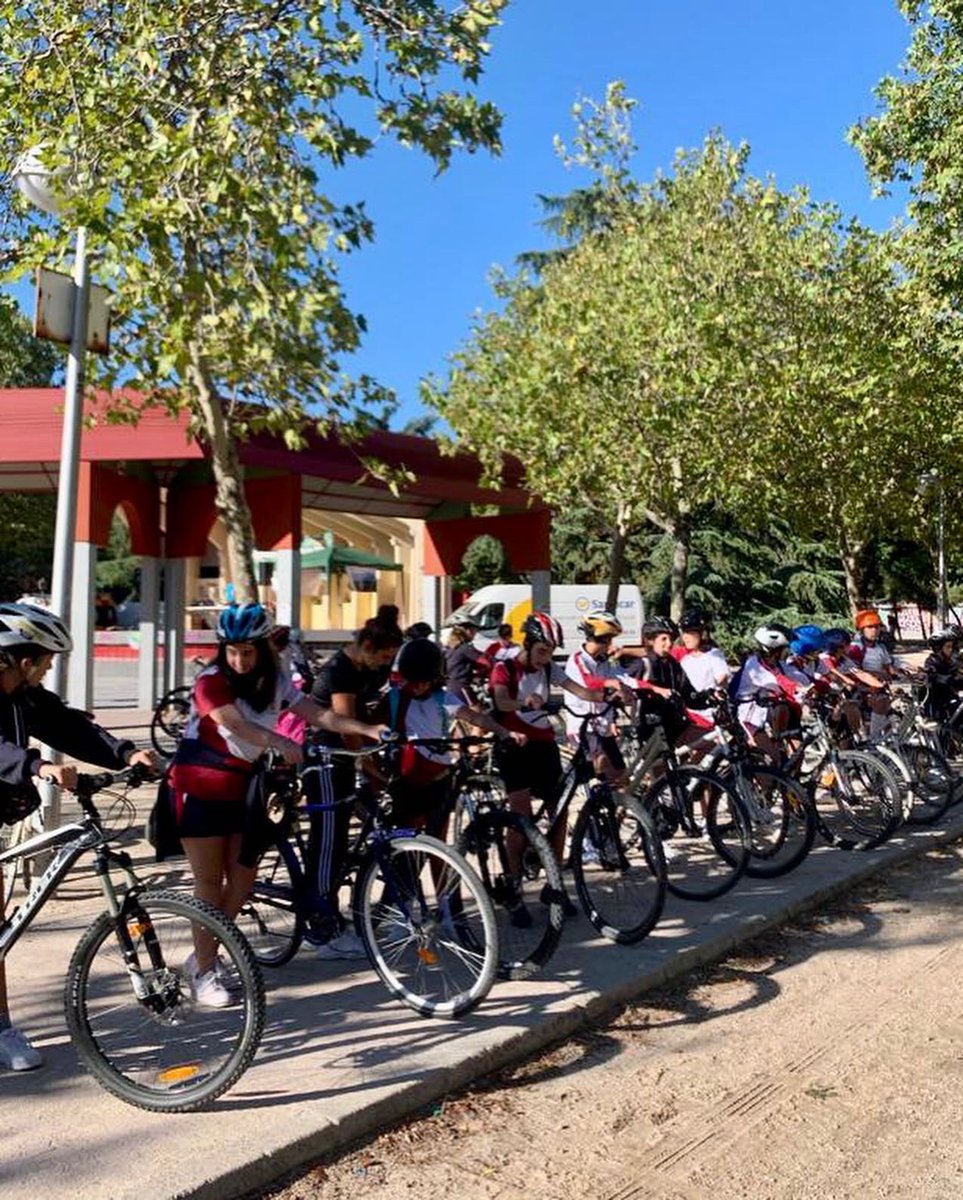 Con motivo de la semana de la movilidad promovida por el ayuntamiento de Madrid, los alumnos de 6º han participado en la jornada escolar “Subete a la bici” situado en el Parque Berlín.

Han disfrutado de una mañana con la bici y recibiendo clases de primeros auxilios. #merced