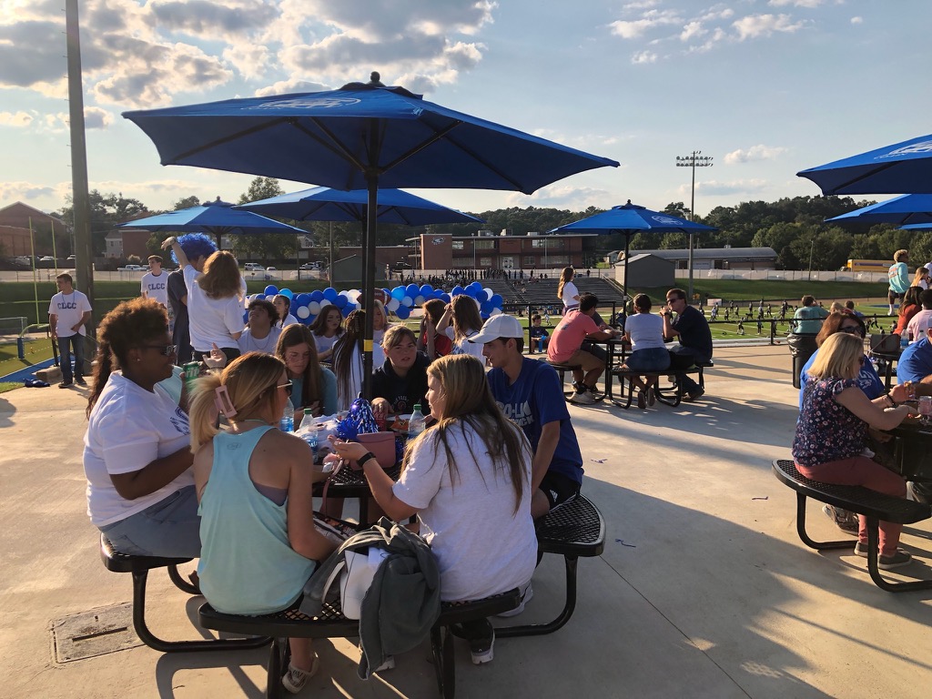 CopiahLincolnCC's tweet photo. We had the BEST night at our annual High School Senior Tailgate party! What an awesome group of students and a beautiful night. Congrats to the winner of the $1,000 tuition scholarship giveaway, Nicole Gamble of Brookhaven High School! #ThePlaceToBe #ChooseCoLin https://t.co/15ZYA2jiNA