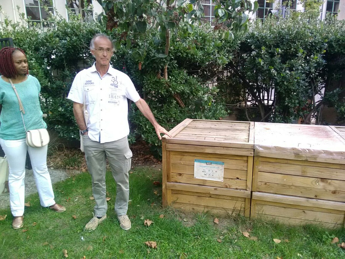 🎂#5ansTour Paroisse de Sainte Lucie⛪️, Issy les Moulineaux,  première action remarquable : mise en place d'un composteur collectif🪱, avec le soutien de la mairie.  Une belle occasion de renouer des liens avec des familles du quartier qui n'avaient pas de contact avec l'église.