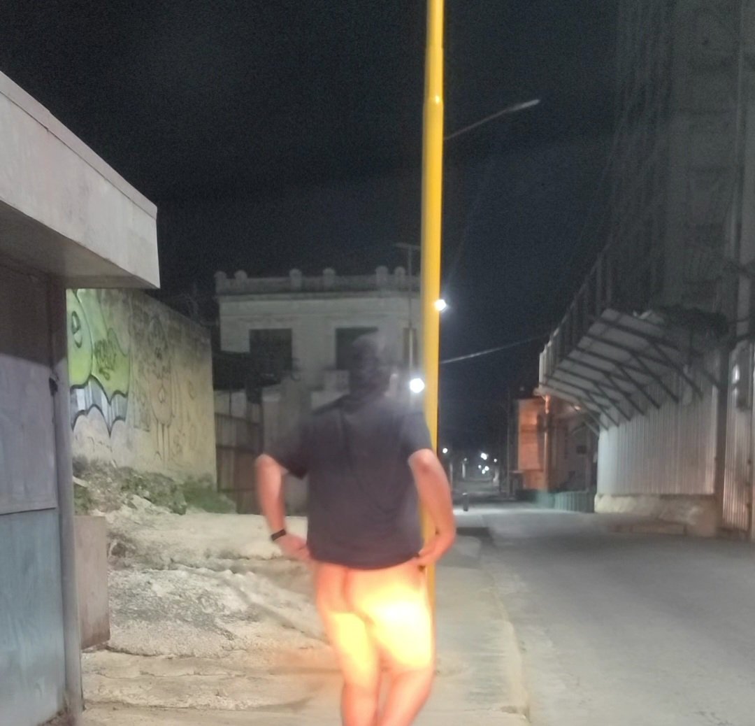 fetichevalraul's tweet photo. Y me atreví a quitarme el leggin, y allí estaba, caminando la cuadra y valla que esta todo eso iluminado https://t.co/pFV0B8DkqR