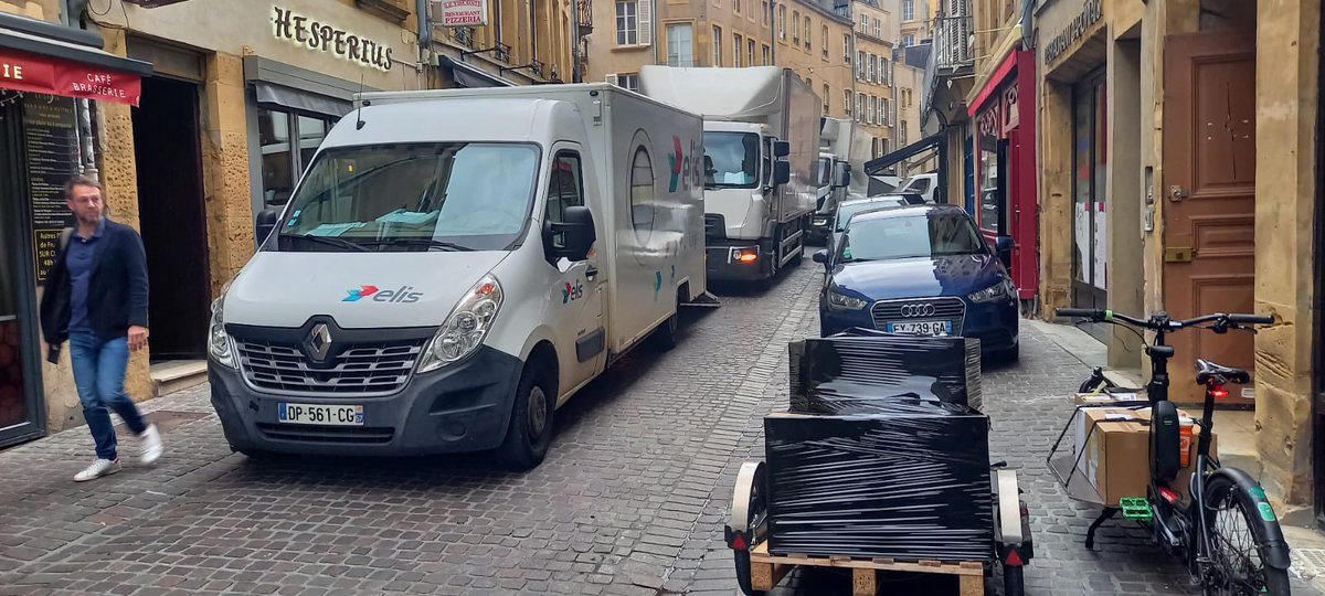 Coursiers2Metz's tweet photo. C’est un plaisir pour nous de développer la cyclologistique dans notre belle ville de Metz. Mais parfois c’est à désespérer. Il serait temps pour certains de se réveiller. #Metz #bloqué #ZFE #livraison #desepoir #interlud #ecomobilité #cestquoicedelire https://t.co/tBTvpCgGvG