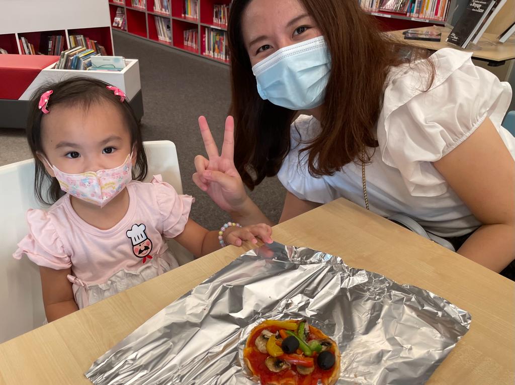 JalilaAzizi's tweet photo. Les toddlers @afhongkong se sont transformés en petits chefs, le temps d'une séance consacrée au goût. Nos pizzas ont embaumé nos locaux pour le plus grand plaisir des petits et des grands 😋#toddlers #maternelle #fleprecoce #flehk #ApprendreEnsAmusant https://t.co/Ly2hX20sa7