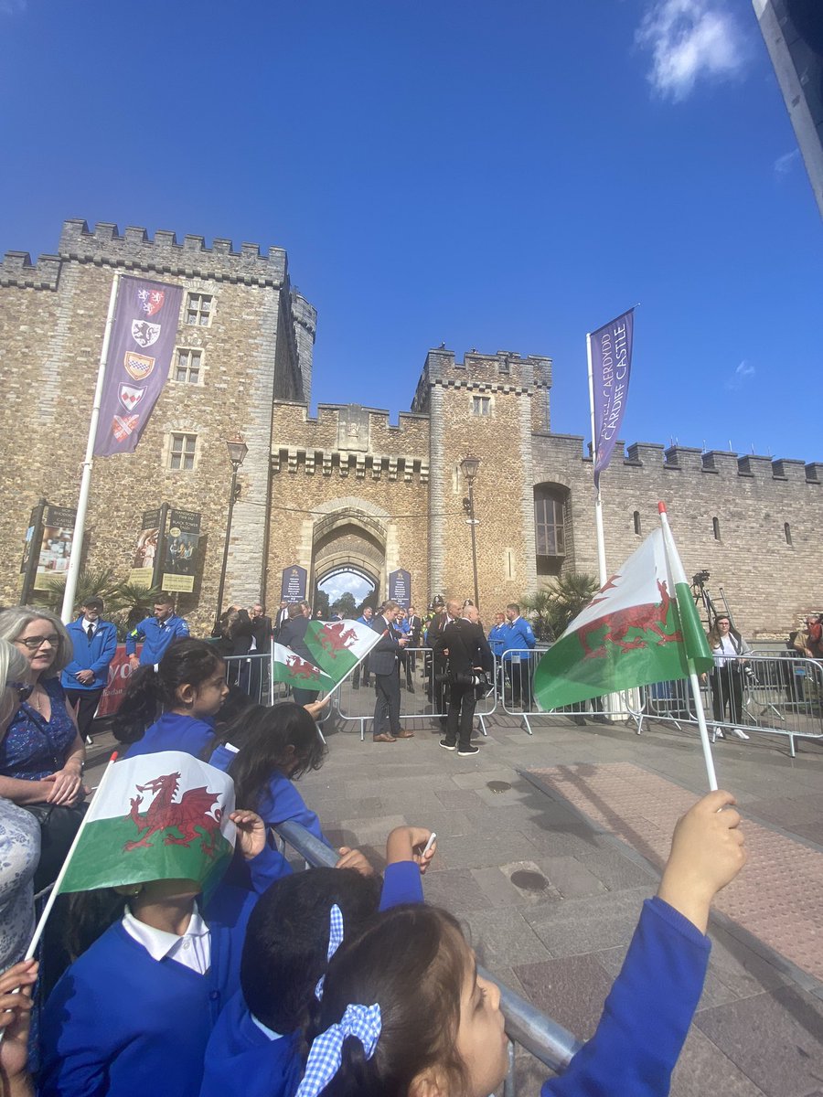 Mrs_Baston's tweet photo. Well it’s not often you can say you’ve been invited to welcome the new King! Such a privilege to stand at @cardiff_castle gates and celebrate with our pupils from years 1-6, as well as all our @SMTVCardiff staff. A day to remember for everyone. https://t.co/FregSoqHTp
