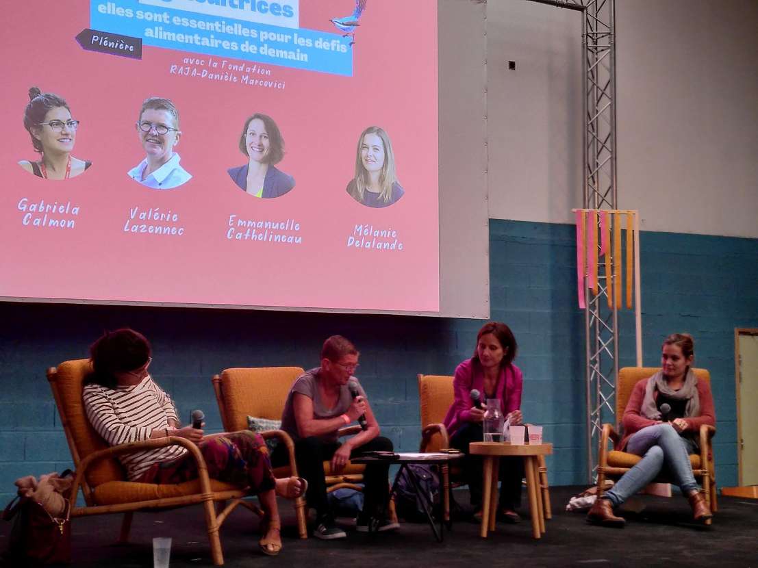 "Quand je veux livrer mes yaourts en camion, mes pieds ne touchent même pas les pédales ! La Fnab travaille avec @atelierpaysan pour fabriquer des #outils plus adaptés à notre morphologie mais aussi pratiques pour les hommes." - Valérie Lazennec, FNAB.