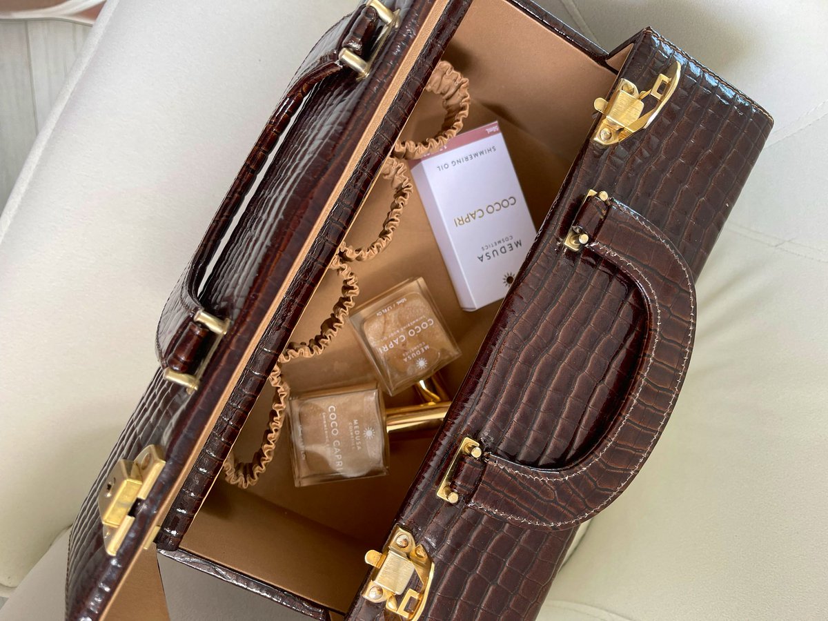 AprilMalmsteen's tweet photo. Never travel without my fav products @MedusaCosmetics https://t.co/sBnJ0iZl8P