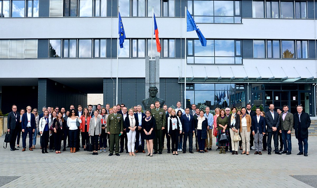ObranaTweetuje's tweet photo. Spolupráce EU a NATO je základem naší obrany. Členové Politického a bezpečnostního výboru 🇪🇺 navštívili ve Vyškově akademii @ArmadaCR a @NATO centrum Joint Chemical, Biological, Radiological and Nuclear Defence Center of Excellence. Viděli, že 🇨🇿 je připravena plnit své závazky. https://t.co/h54Mi5Iv9o
