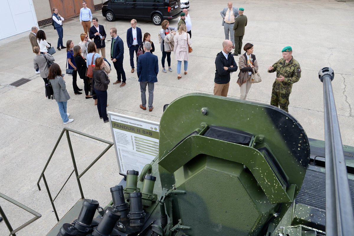 ObranaTweetuje's tweet photo. Spolupráce EU a NATO je základem naší obrany. Členové Politického a bezpečnostního výboru 🇪🇺 navštívili ve Vyškově akademii @ArmadaCR a @NATO centrum Joint Chemical, Biological, Radiological and Nuclear Defence Center of Excellence. Viděli, že 🇨🇿 je připravena plnit své závazky. https://t.co/h54Mi5Iv9o