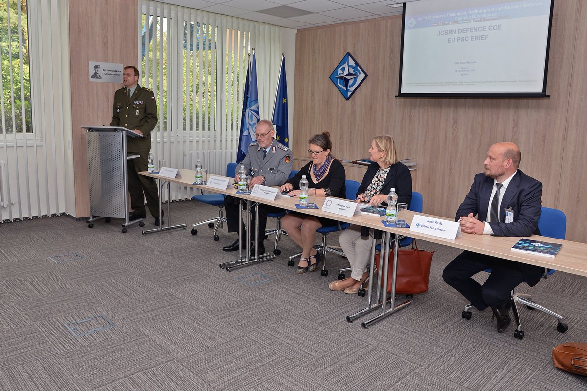 ObranaTweetuje's tweet photo. Spolupráce EU a NATO je základem naší obrany. Členové Politického a bezpečnostního výboru 🇪🇺 navštívili ve Vyškově akademii @ArmadaCR a @NATO centrum Joint Chemical, Biological, Radiological and Nuclear Defence Center of Excellence. Viděli, že 🇨🇿 je připravena plnit své závazky. https://t.co/h54Mi5Iv9o
