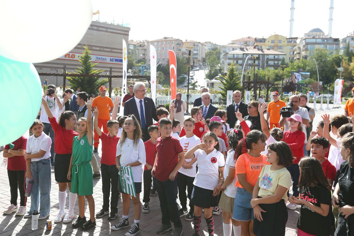 BekirKARACABEY_'s tweet photo. Orman çocuklarla buluştu, çocuklar çok mutlu oldu.

Yeşil vatan tırı şehirlerimizi dolaşmaya devam ediyor. Ormancılık ve orman yangınlarını önleme konusunda bilgi veriyor, etkinliklerle çocuklara neşe katıyor. 🤗💚🌲 https://t.co/uYaobpOKQP
