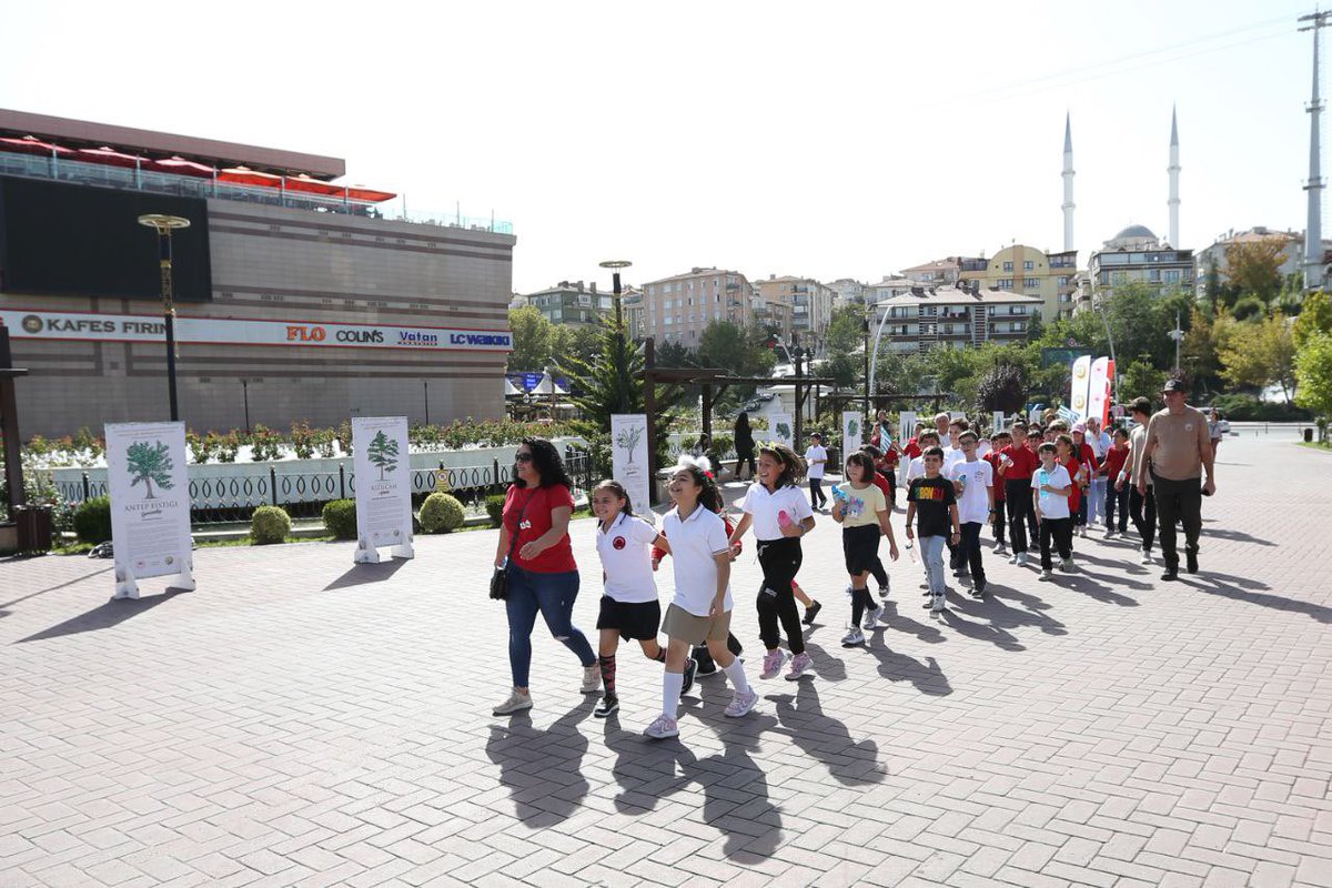 BekirKARACABEY_'s tweet photo. Orman çocuklarla buluştu, çocuklar çok mutlu oldu.

Yeşil vatan tırı şehirlerimizi dolaşmaya devam ediyor. Ormancılık ve orman yangınlarını önleme konusunda bilgi veriyor, etkinliklerle çocuklara neşe katıyor. 🤗💚🌲 https://t.co/uYaobpOKQP