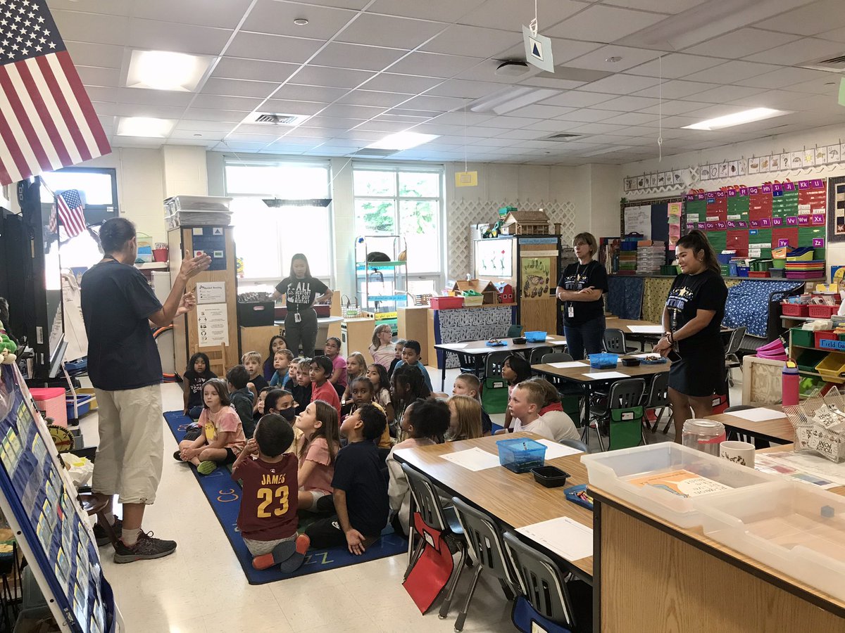 miss_wongg's tweet photo. 2nd grade loves Mrs. Cunningham! We visited the kindergarten Monarch Butterfly lab to see the chrysalises, review life cycles, and discuss a broken wing we found in the #GardenLab 🦋🤩🧡 @FDEStars @MissEstero https://t.co/WQYQMvQnd2