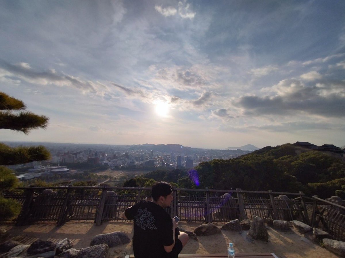 Nobe1989's tweet photo. ロケ延泊して、漁港とか瀬戸内海とか撮りに行こうと思ってたのに、、、無念すぎる

今日はこんなにも晴れてたのに
誰だよ、「大丈夫ですよ！愛媛には台風も観光客も来ないですから」って言ったの

#台風　のせいだよ https://t.co/KpZC0zJrSj
