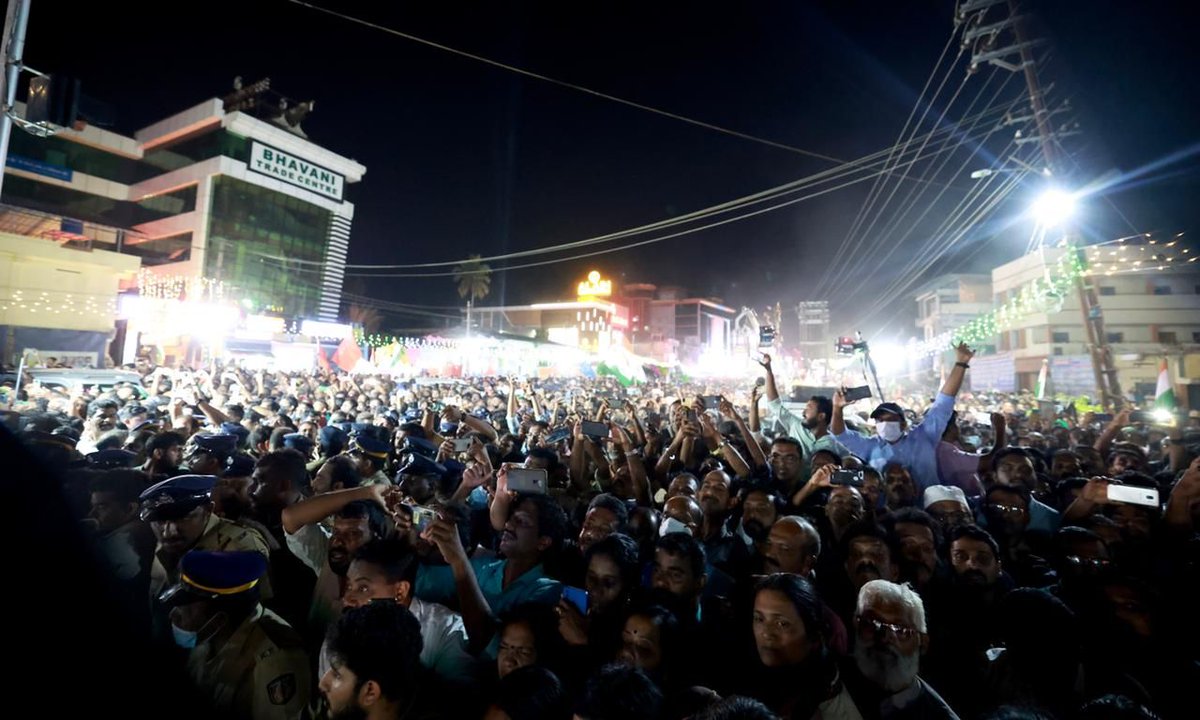 kcvenugopalmp's tweet photo. #BharatJodoYatra has been drawing huge crowds all along. But today’s massive turnout exceeded all expectations. It was a sea of humanity, cheering and enthusing @RahulGandhi and the Yatris, roaring their support in unison for a united India. https://t.co/zLtA6nVPXH