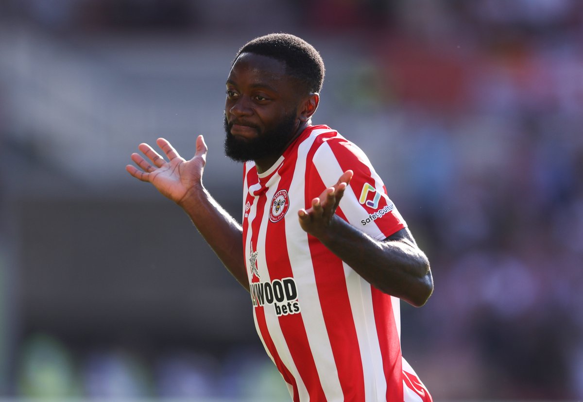 premierleague's tweet photo. Only 3️⃣ players have scored ✌️ goals from outside the box this #PL season:

🐝 Ivan Toney
⚪️ Luis Sinisterra
🐝 Josh Dasilva https://t.co/xn5uZGNoiv