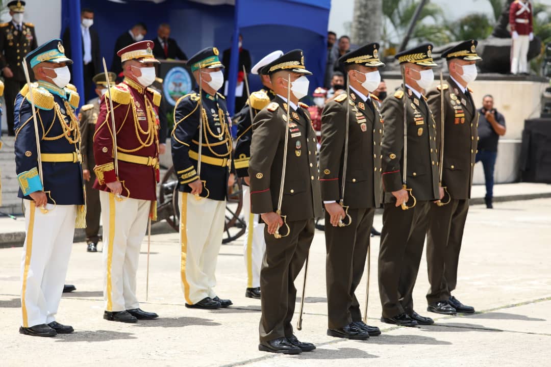 PrensaFANB's tweet photo. Los nuevos Directores de las Academias e Institutos Militares de la @Umbv_Fanb, asumen con gran compromiso el llevar la bandera de la geopolítica del conocimiento para el desarrollo, seguridad y defensa integral de la Patria. https://t.co/cwynp0IHnf