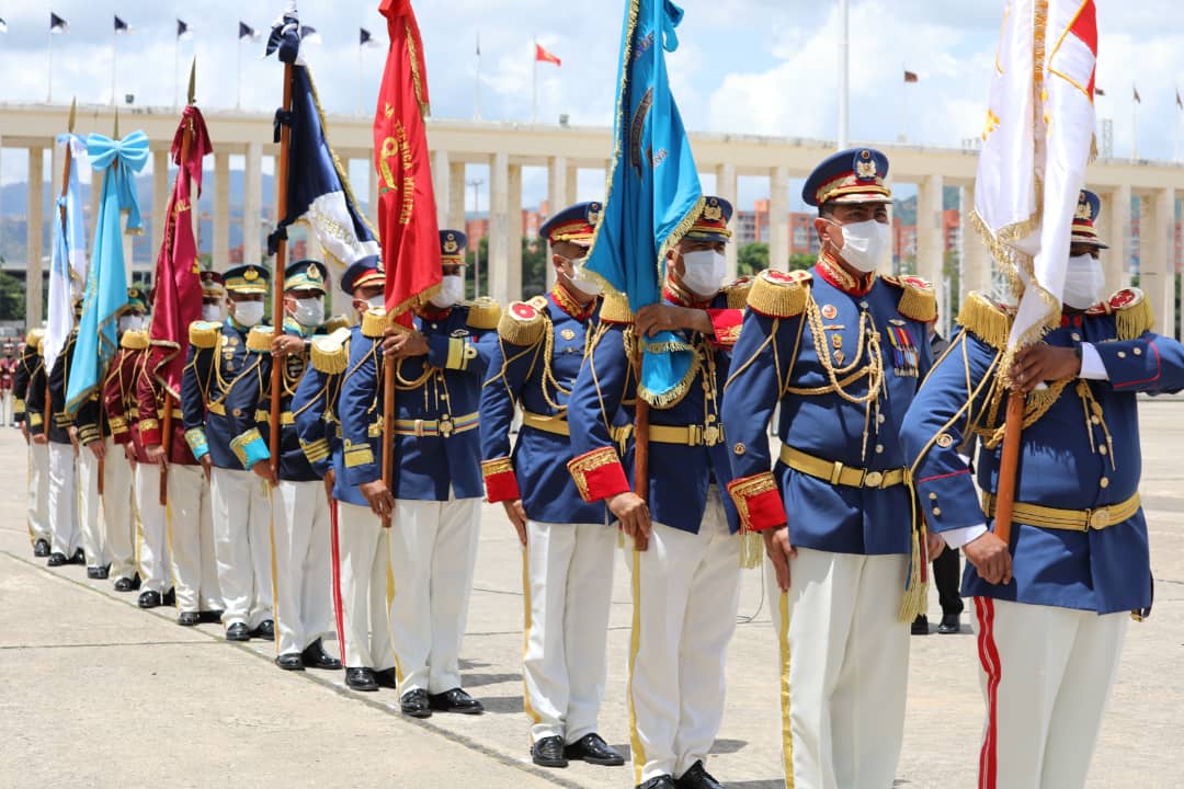 PrensaFANB's tweet photo. Los nuevos Directores de las Academias e Institutos Militares de la @Umbv_Fanb, asumen con gran compromiso el llevar la bandera de la geopolítica del conocimiento para el desarrollo, seguridad y defensa integral de la Patria. https://t.co/cwynp0IHnf