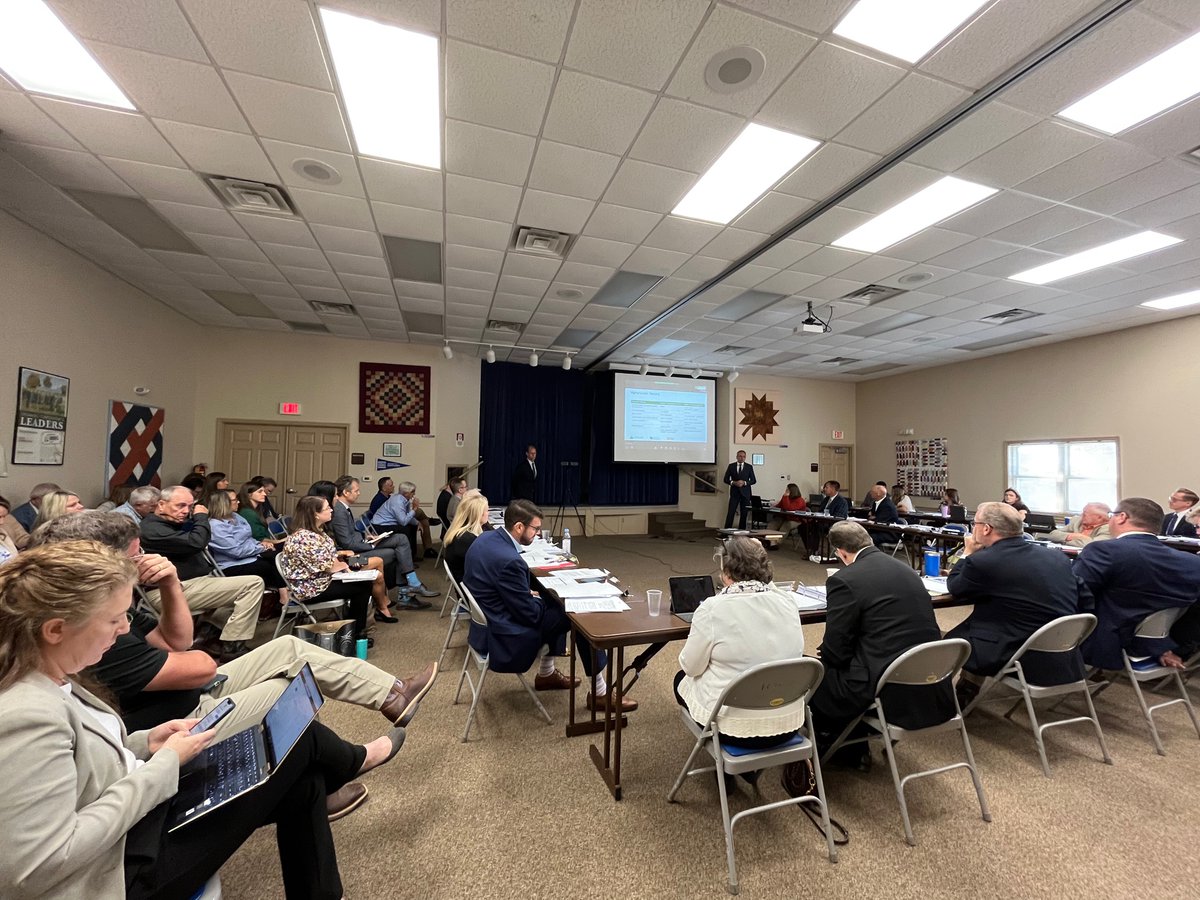 NLinChicago's tweet photo. Dutch-US research collaboration is helping to create the future of AgTech in Kentucky - we're in Frankfort today for the @kentuckyag KADB meeting, where Peter Ravensbergen of @WUR &amp; Mark Williams of @UKAgriculture are presenting a feasibility study on controlled-environment ag. https://t.co/z6YQLQmgsg