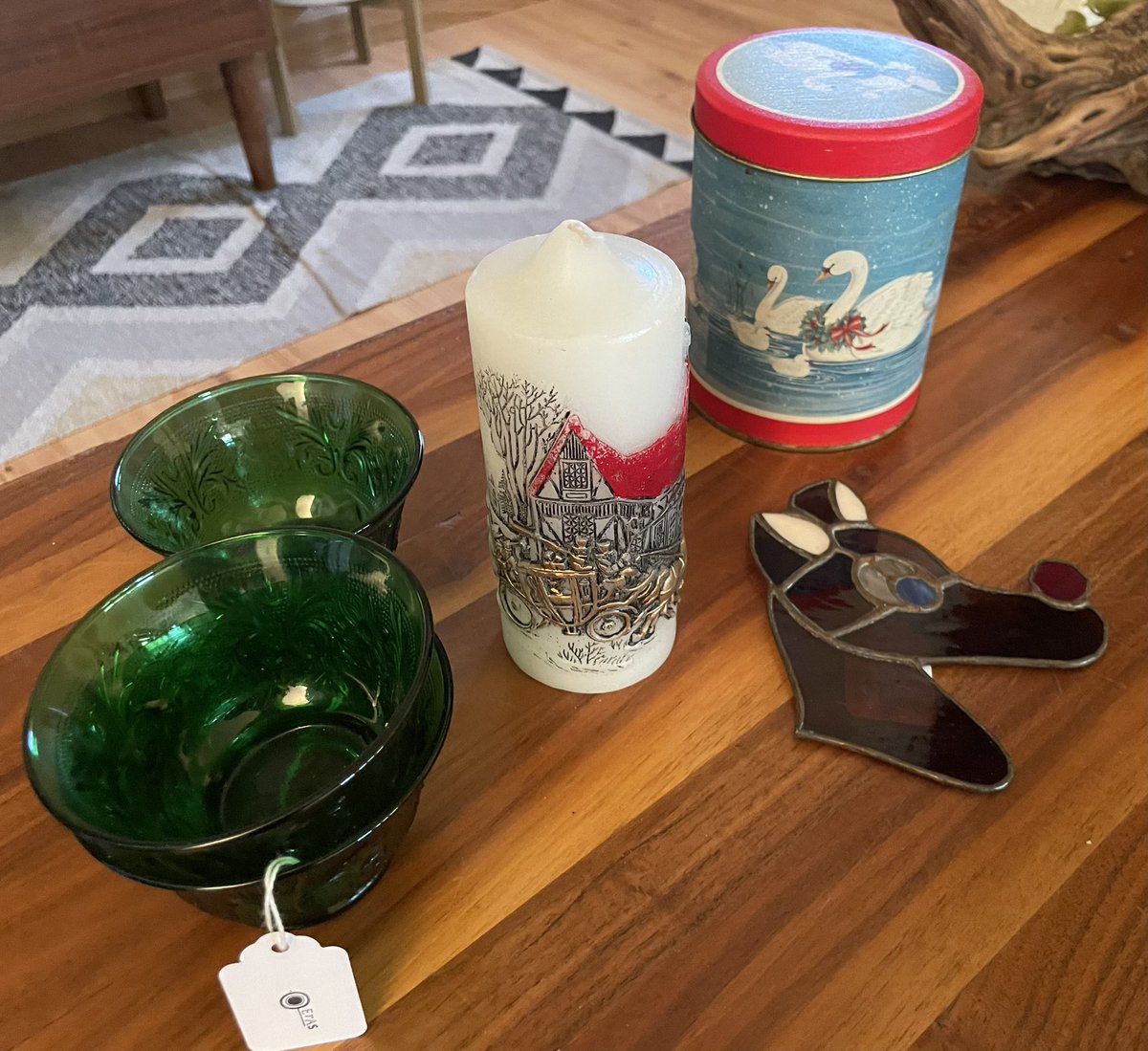 ErasShoppe's tweet photo. A few Holiday items that will go into my space in https://t.co/HEVTtjDpCI this weekend! #erasshoppe #vintage #antiques #vintagechristmas #thrifted #vintagereseller #anchorhocking #rudolph https://t.co/QtYaDydN6m