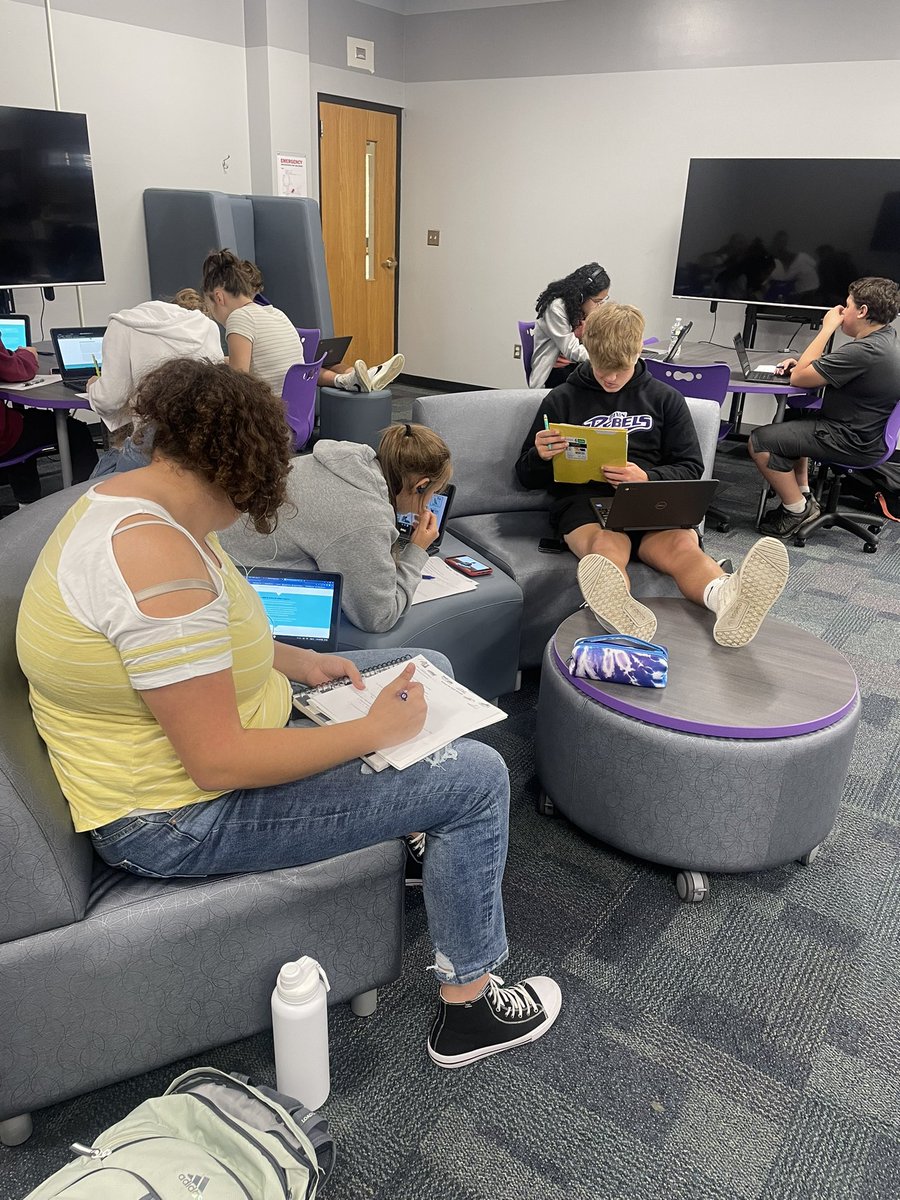 MsCurry8's tweet photo. Freshman health enjoying a independent work day in our new Tech Zone!! ✏️📚 https://t.co/BE8YhwMnPO