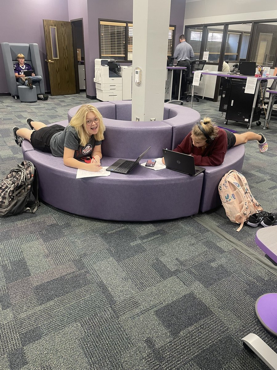 MsCurry8's tweet photo. Freshman health enjoying a independent work day in our new Tech Zone!! ✏️📚 https://t.co/BE8YhwMnPO