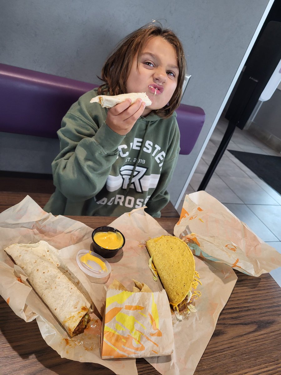 WilliamCole335's tweet photo. Taco Time! #Tacos Dat face of hers https://t.co/X16iTl8hps