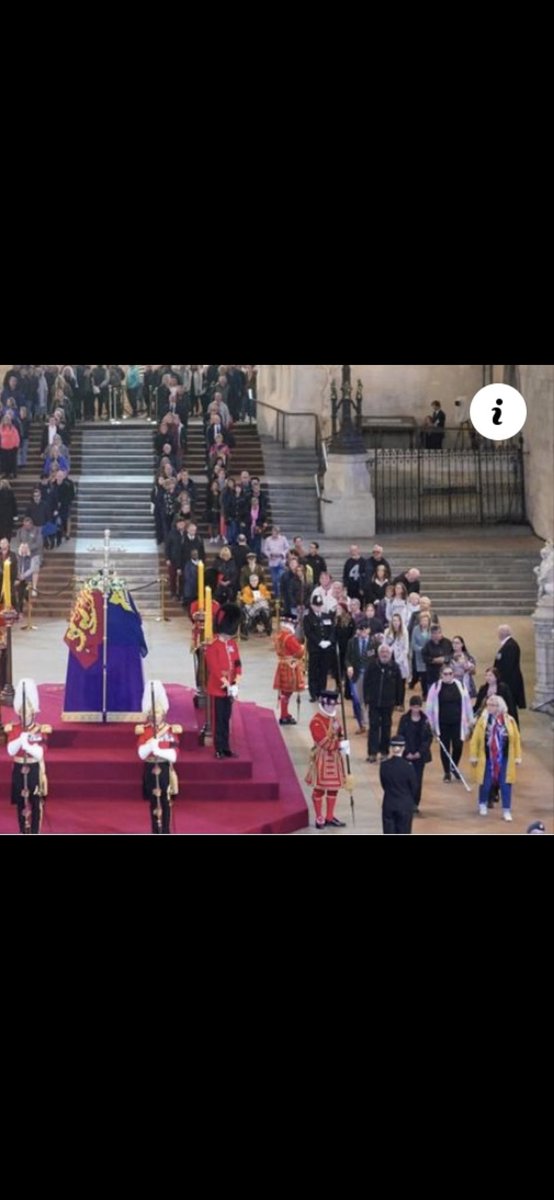 Joshrwsix's tweet photo. 14 hour queue to see the Queen… 
#QueueWatch https://t.co/7QEklUNUK7