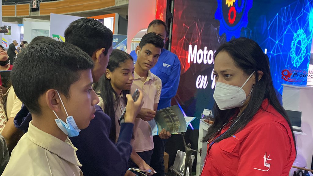 dianacastvzla's tweet photo. #Ahora #16Sept Grandioso ver a las futuras generaciones recorriendo los espacios del Poliedro de Caracas en la ExpoFeria Científico Tecnológica Industrial Irán-Venezuela, jóvenes promesas que son semilla en una nación que aún tiene mucho por dar al mundo.
#MotorIndustrialEnMarcha https://t.co/U8uFQ85NTh
