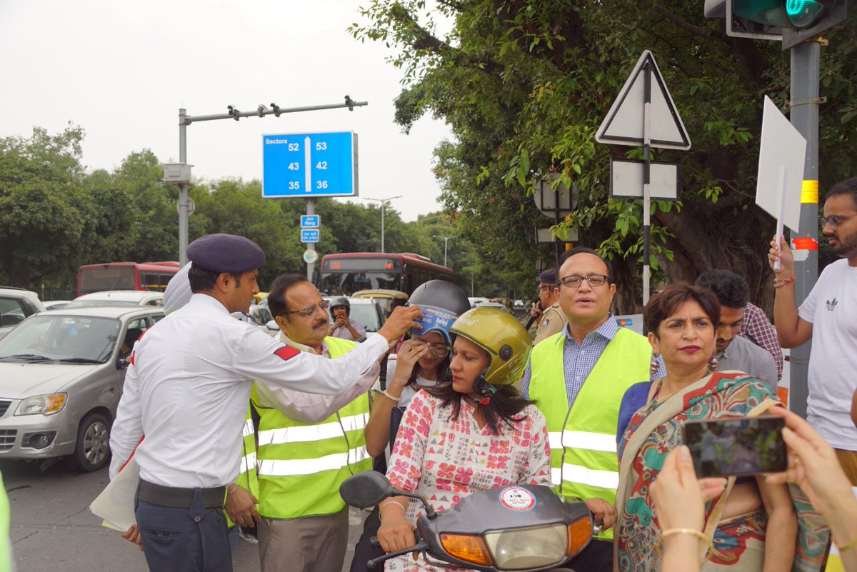 trafficchd's tweet photo. Today @trafficchd in collaboration with Rotary Club Chandigarh midtown conducted a #RoadSafetyAwarenessProgram at Kissan Bhawan Chowk, CHD. During this program, Ms. Manisha Choudhary, IPS, SSP/ Traffic & Security, U.T., Chandigarh, https://t.co/nyud3GuKZF