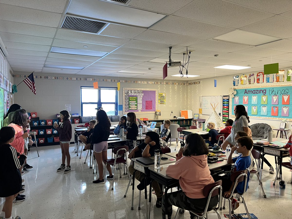 mrs_miller_5's tweet photo. Thank you to The Olive Branch Classroom for the Heads Up 7Up version of Place Value! @115bbes @Yorkville115 #backtothebayway #MoveAsOneD115 https://t.co/eKVgS5bXEL