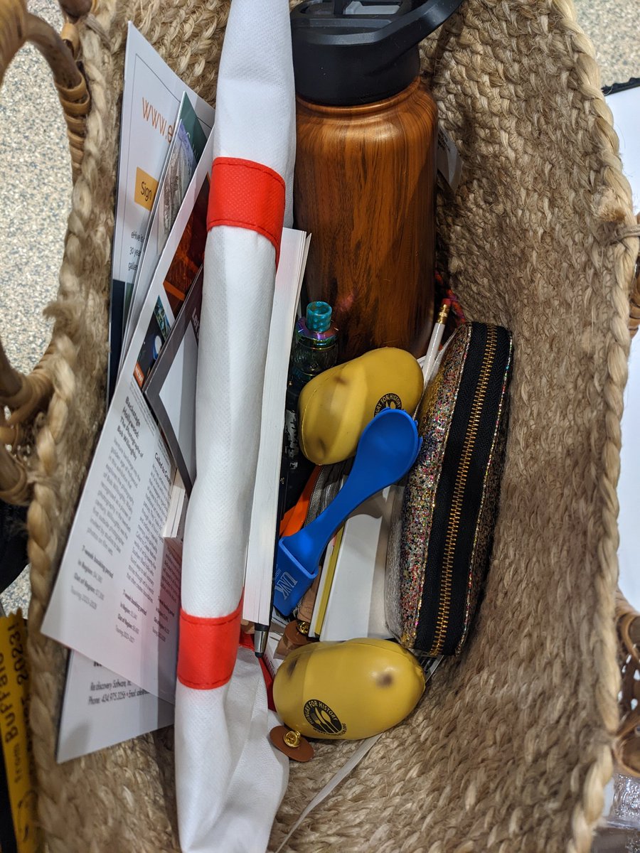 LoudLibrarian13's tweet photo. Thoroughly enjoying the third day of the #AASLH2022 conference! #stresspotatoes https://t.co/bXjxN6pMmF
