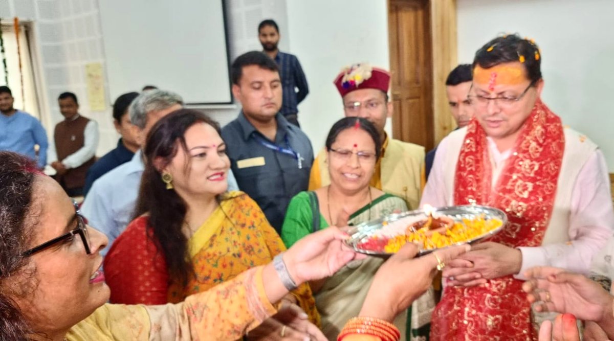 Poonamsharma59's tweet photo. आज मुख्यमंत्री आवास पर प्रदेश के यशस्वी मुख्यमंत्री श्री @pushkardhami जी को प्रदेश अध्यक्ष महिला मोर्चा आदरणीय दीदी @AshaNautiyal8 जी एवं महिला मोर्चा की बहनों के साथ मिलकर जन्मदिन की बधाई शुभकामनाएं प्रेषित की।
@ajaeybjp @mahendrabhatbjp @KhanduriRitu @BJP4UK https://t.co/PDAjtyVXcB