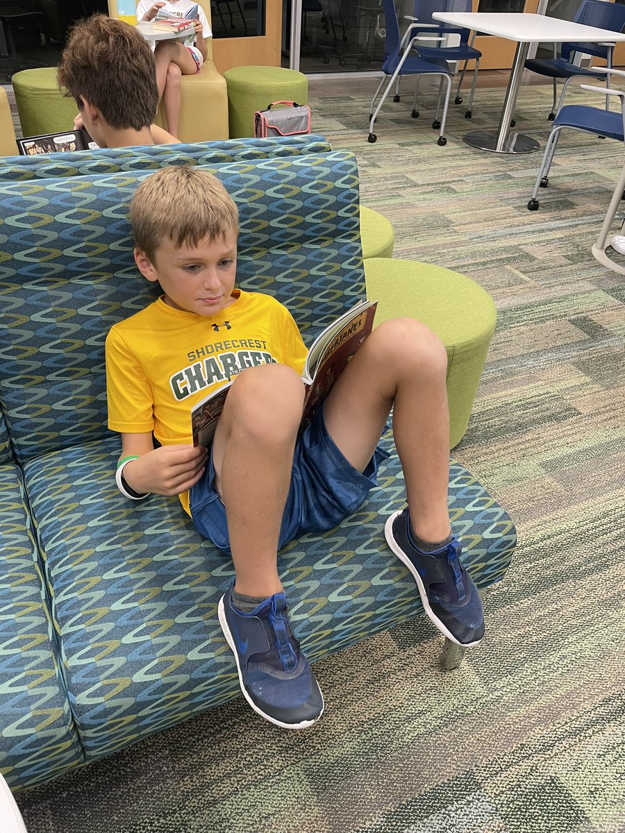 #5thgraders finding comfy spots in the Hess Library <a href="/Shorecrest/">Shorecrest</a> after checking out awesome books. It’s Fri-yay! #books #library 📚 📚 📚